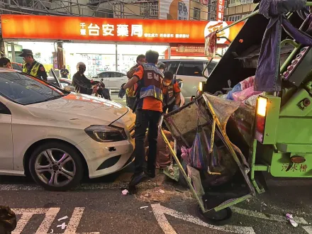 台南爆重大車禍！賓士男直撞垃圾車　疑「未注意車前狀況」7人受傷送醫