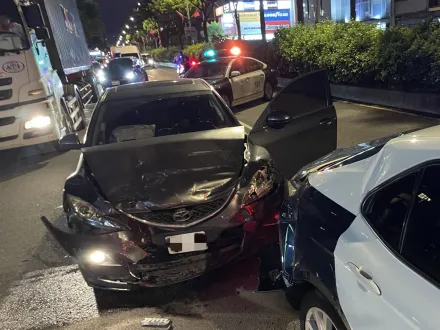 影/又有員警遭毒駕波及！嫌犯高速衝撞警車　手上竟握「喪屍菸彈」電子菸