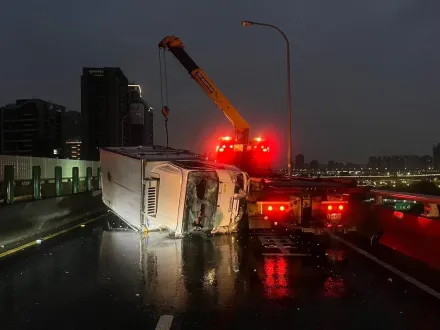 影/翻車、追撞3車撞一團！台64線往五股車禍　最後追尾的受傷