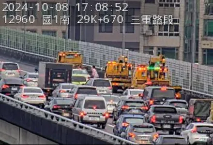 快訊/下班注意！國一高架北上三重路段車禍　貨車、自小客追撞回堵3KM