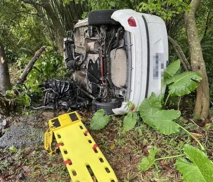 基隆中崙隧道口轎車翻落樹叢！40歲男受困車內　幸無大礙