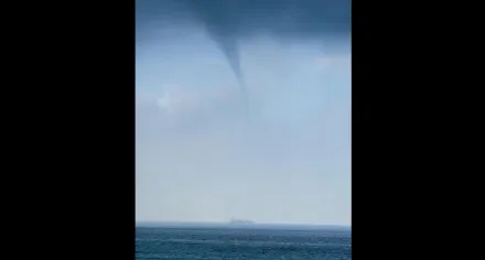 影/奇景！小琉球海面驚見「水龍捲」　目擊民眾嗨翻：很像一條龍