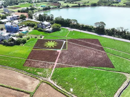 影/田裡長國旗！桃園「彩繪稻田」為中華民國慶生　搭飛機就能俯瞰美景