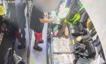 影/好糗！北市男無人商店筷子夾鈔票　被遠端監看活逮才知偷到千元便利貼