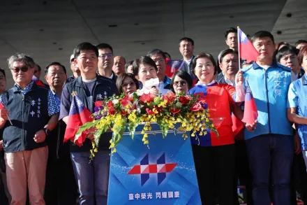 影/最大國旗震撼登場！台中國慶升旗2萬人唱國歌  盧秀燕感動激喊「我們只有一個中華民國」