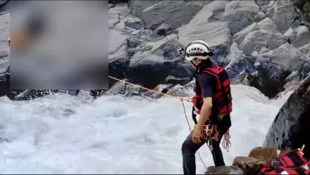 快訊/救援畫面曝！5男齊赴四稜野溪溫泉　水流湍急62歲男涉溪溺水命危