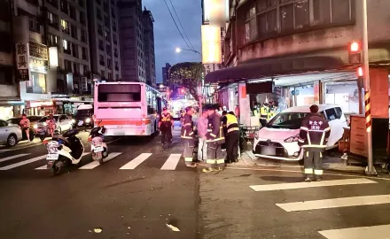 快訊/撞擊瞬間！轎車闖紅燈被公車撞「衝上騎樓」　老夫妻受傷高中生騎單車遭波及