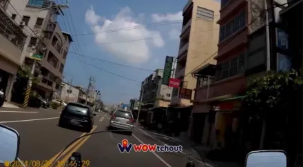 影/把馬路當賽道！高雄囂張駕駛逆向超車逼腳踏車讓道　騎士怒檢舉送7罰單