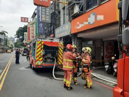 快訊/板橋知名連鎖飲料店驚傳火警！冷氣室外機起火冒煙　店內7人驚險逃生