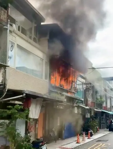 快訊/北市萬華公寓火警「陽台都是火」　警消灌救幸無人傷