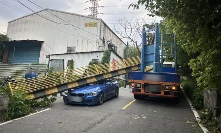 快訊/驚恐瞬間曝！駕駛酒駕聯結車撞斷限高門架　BMW慘遭波及擊落