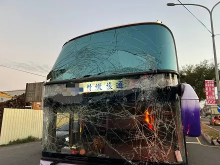 影/彰化知名高中2校車「追撞」！擋風玻璃碎成「蜘蛛網」　原因竟是禮讓救護車