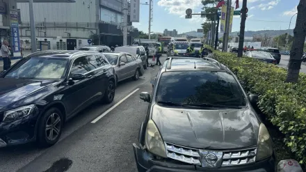 快訊/新莊重大車禍！駕駛疑未注意車前狀況　釀4車追撞「前後夾擊」2傷送醫