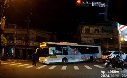 台中又見「行人地獄」！「搶命」公車高速轉彎　翁走斑馬線嚇壞險遭輾