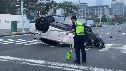 快訊/高雄嚴重車禍！疲勞男「下班載女友」突逆向撞遊覽車　再亂衝撞路邊車翻覆