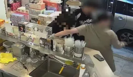 影/排不到用偷的？北市毒蟲「自取」飲料店3隻Labubu公仔 　突認：我有吸毒