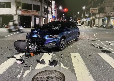 影/五股驚悚車禍！無照少年騎車猛撞休旅車　屁猴騎士空翻一圈重摔地