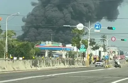 濃煙又遮蔽天空！2天前費時7hrs滅火　高雄地下塑膠廠「毒氣瀰漫」再度復燃