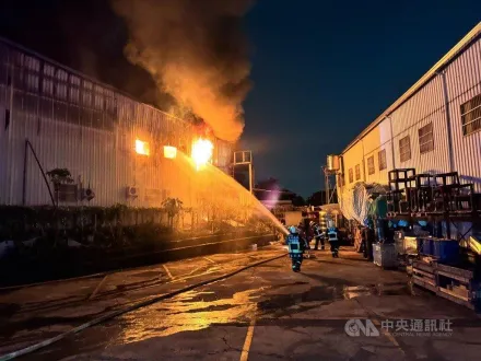 台中南屯暗夜重大火警！泡棉工廠慘遭祝融　全面燃燒畫面曝