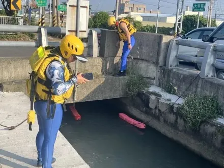 快訊/豐原水圳驚見浮屍！7旬失聯翁「機車停岸邊、人浮水面上」家裡有遺書