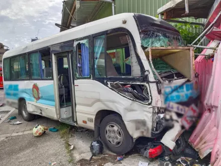 快訊/新北重大車禍！林口小巴3車追撞車頭全毀　7傷送醫