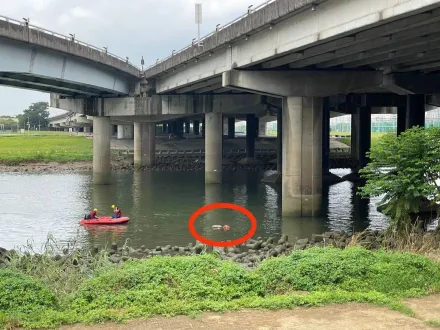 快訊/近距離直擊驚悚現場！轎車清晨「墜入基隆河」撞護欄「6層樓高」摔下