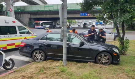 快訊/北市內湖賓士車失控自撞分隔島　40歲男駕駛意識模糊急送醫