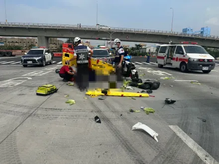 快訊/高雄港碼頭死亡車禍！機車捲進貨櫃車底騎士慘死　零件四散碎落滿地