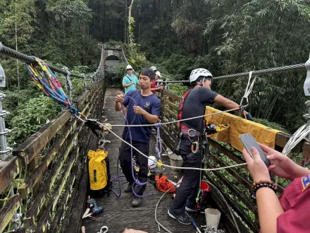 影/疑安全繩鬆脫！男溪頭吊橋施工「墜15米河床」　幸命大僅骨折