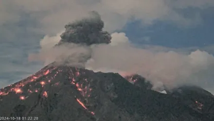 快訊/影/岩漿四散！九州櫻島火山半夜爆發　煙柱直竄4千公尺高空