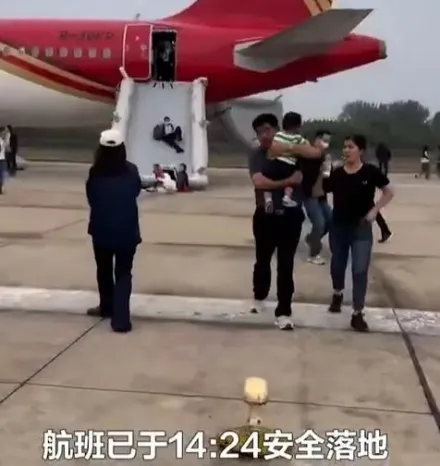 影/驚險！飛到一半「機艙冒煙」...深圳航空緊急返航　旅客倉皇逃命畫面曝