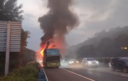 快訊/下班注意！國道一號北上八堵段火燒車　客運陷火海回堵3KM「紫爆」