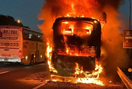 客運火燒車！一名女學生乘客失蹤　大都會緊急尋深夜終於找到了