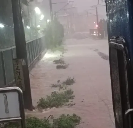 快訊/強降雨狂炸北部！基隆多個火車站傳淹水災情　「受困車內」畫面曝光