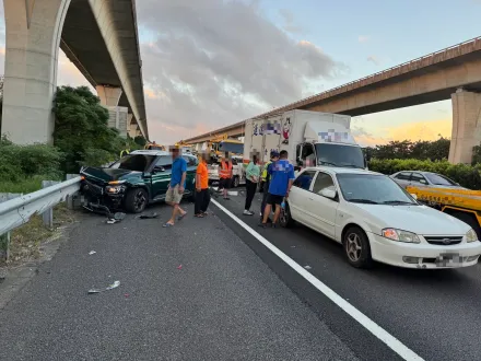 國1南向平鎮段4車追撞！大貨車未保持車距釀禍　8人送醫幸無礙