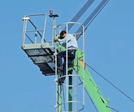 影/30樓高塔吊穿梭！高雄男「零裝備」工地玩命關頭　旁人嚇尿