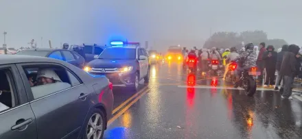 「夜衝」武嶺追彗星！黑車擋車道當場被開單　現場民眾大聲叫好