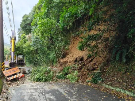 大雨釀災！基隆通往情人湖產業道路邊坡坍方　基市府調員急搶修