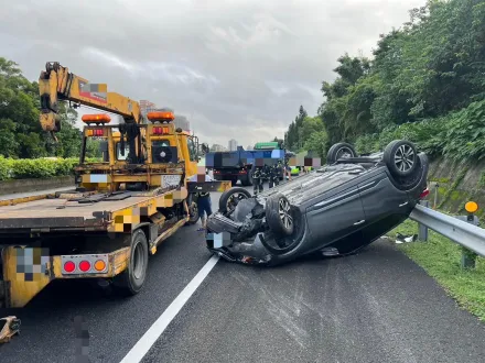 疑變換車道不慎！國3聯結車「失控撞翻小客車」　現場3人受傷送醫