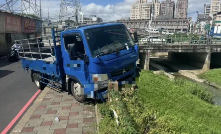 影/衝撞瞬間曝！貨車轉彎過激騎上人行道　自撞護欄險墜大排