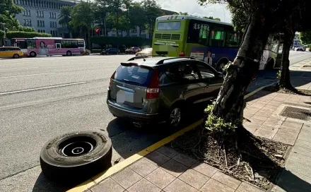 快訊/驚險瞬間曝！總統府前行駛中公車輪胎噴飛　自小客車車尾被擊中