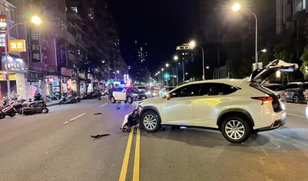 快訊/撞擊瞬間曝！新店三寶LEXUS連跨3車道迴轉　19歲機車騎士遭擊落慘摔