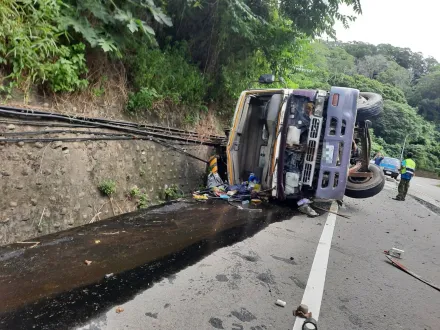 衰！通霄混凝車失控慘翻「2傷」　送醫途中救護車又被攔腰猛撞