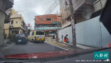 影/車上有仇人？新竹自小客未禮讓救護車直接撞上　網氣炸：屎在滾嗎