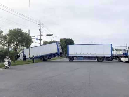 影/台南善化聯結車煞車失控撞圍籬！車身堵滿西拉雅大道變「巨型路障」