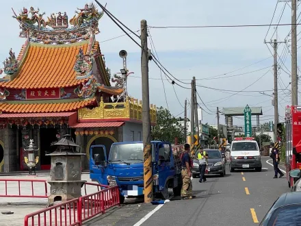 麻豆關帝廟死亡車禍！「載雞小貨車」猛撞電桿　駕駛斷魂