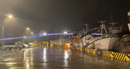 宜蘭恐現猛烈風雨！蘇澳店家提早收攤　大批船隻提前進港戒備