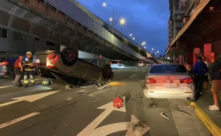 驚險瞬間曝！北市酒駕車禍自小客「翻肚」　駕駛酒測值爆表