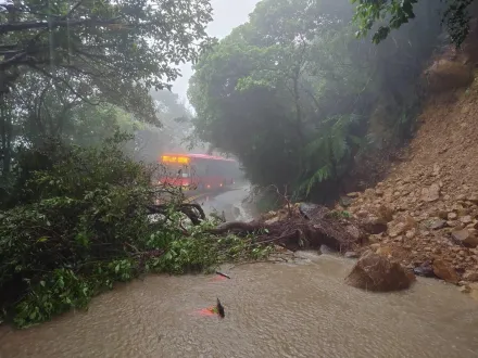 別上山！潭美颱風環流豪大雨　陽金公路「邊坡坍方」又斷了