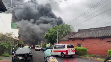 影/桃園嚴重大規模火警！工廠遭祝融「白天秒變黑夜」傷亡仍不明　警消全力灌救中